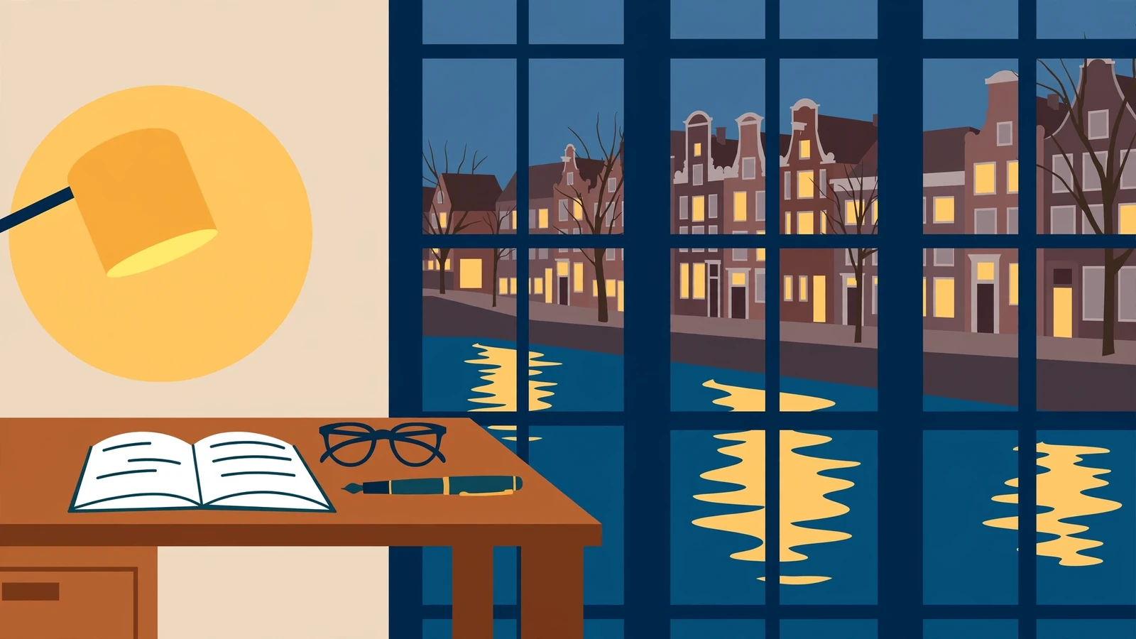 Werkplek aan een Amsterdamse gracht bij schemering, notitieboek en pen op een bureau