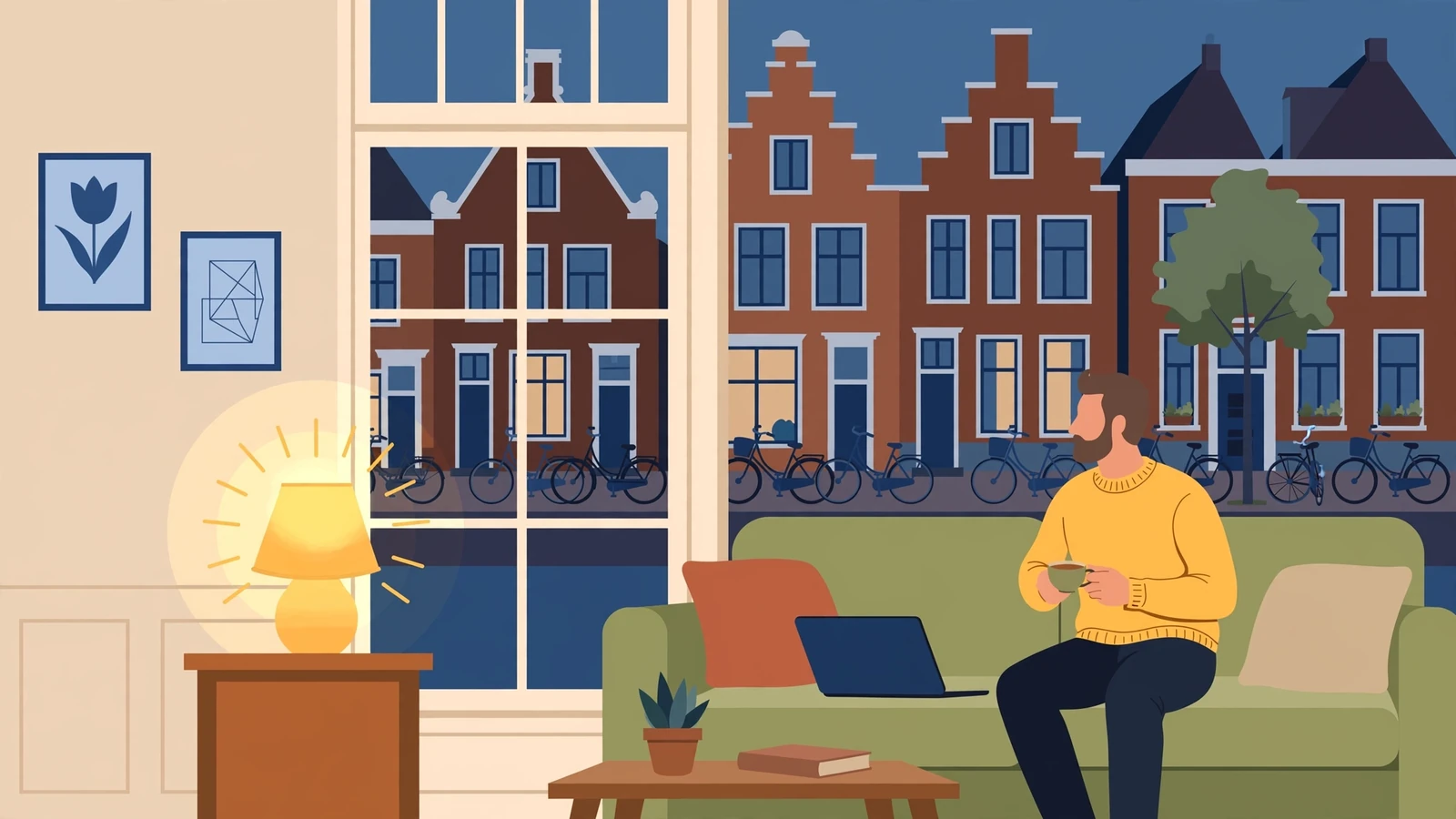 Persoon in rustige Nederlandse woonkamer met theekopje, gesloten laptop en zacht lamplicht.